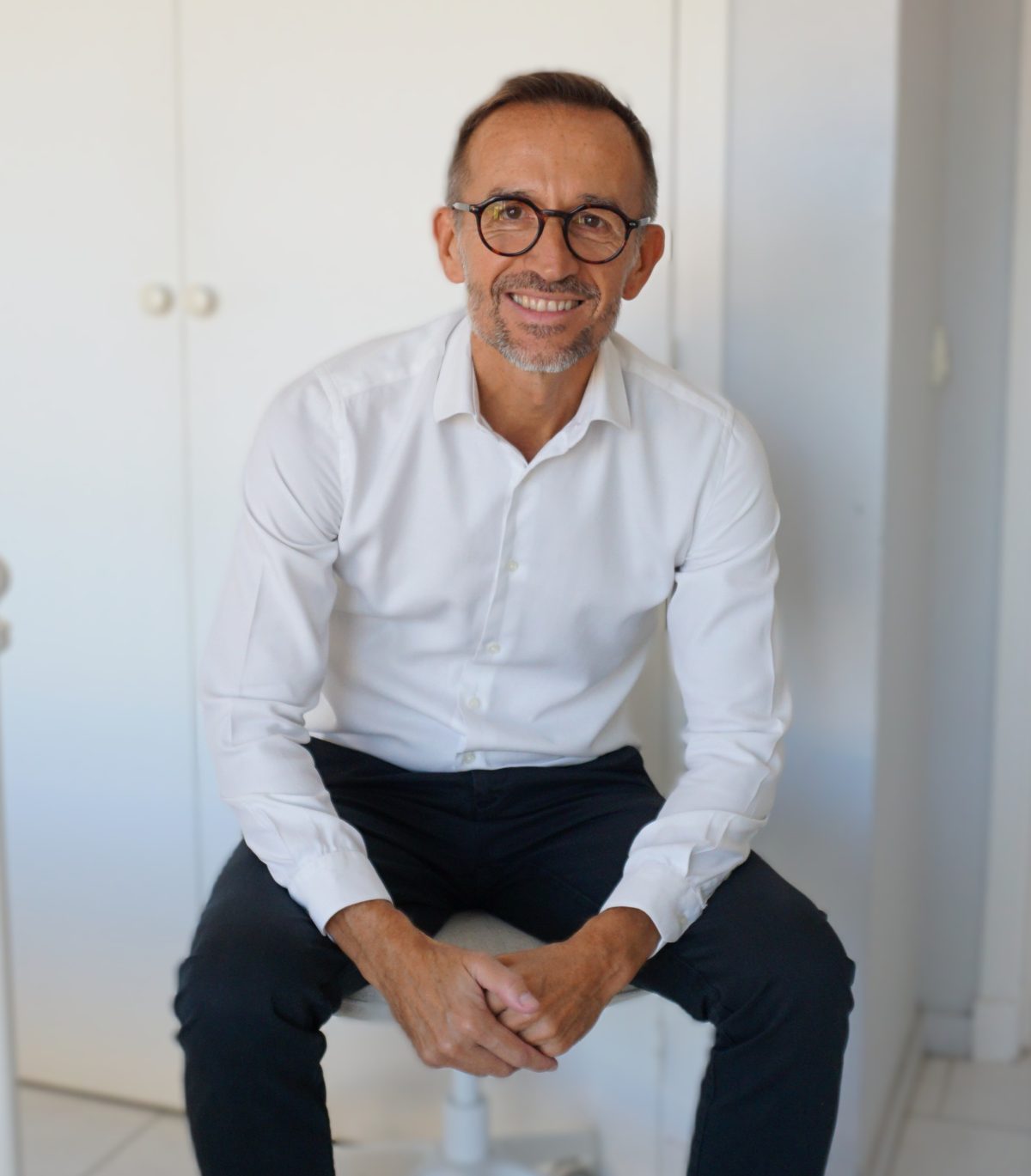 Stéphane Gaudé dans son cabinet à Cannes