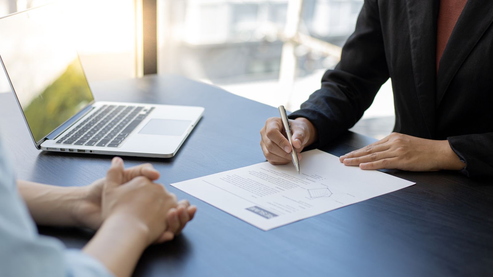 Mains annotant un contrat, stylo plume