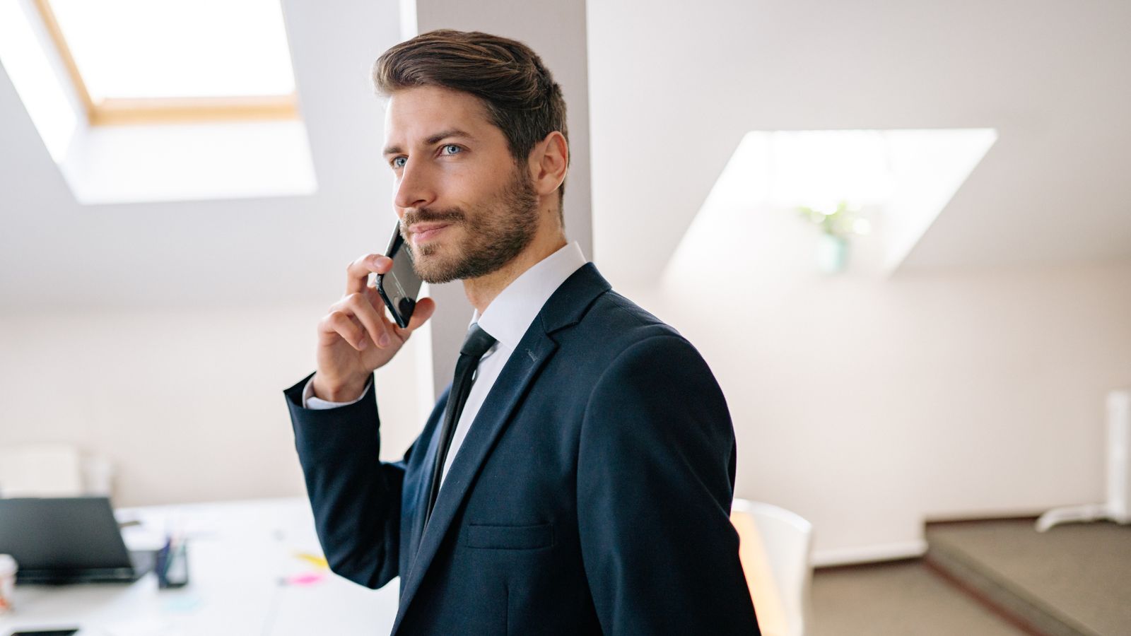 Chef d'entreprise au travail dans son bureau